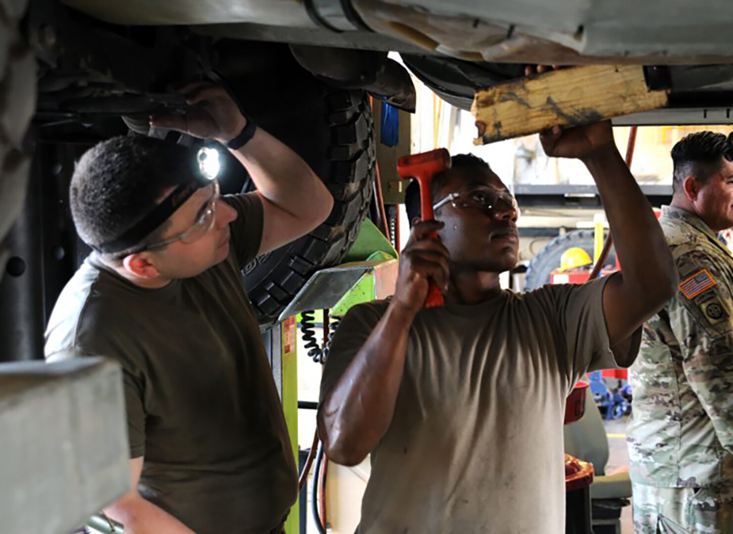 Ecuadorian soldiers visit the CSMS shop in Richmond, Ky., as part of the State Partnership Program Sept. 18, 2019.