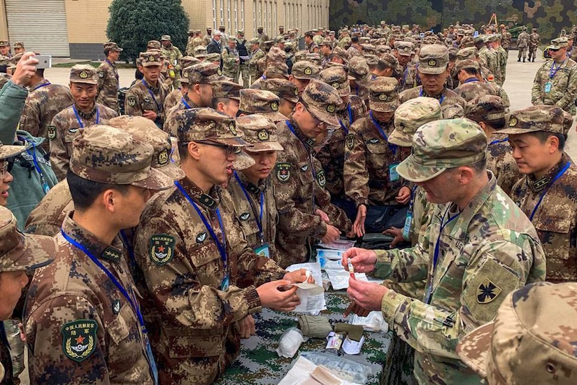 U.S., Chinese soldiers observe medical equipment.