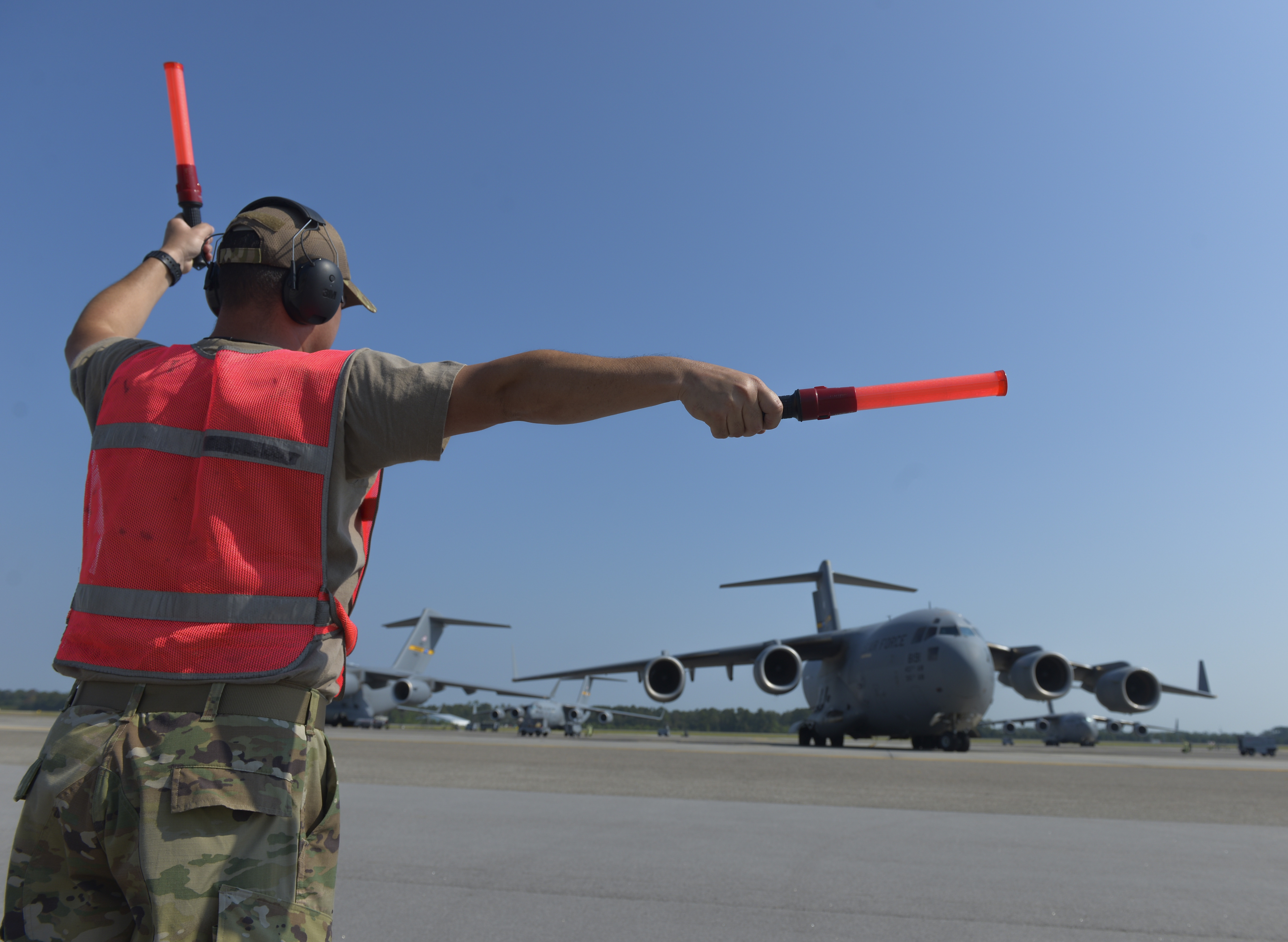crew-chief-marshals-c-17-on-flightline