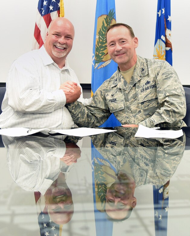 An image of Carl Dahms and 72 ABW Commander Col. Paul Filcek after signing an OSHA VPP agreement