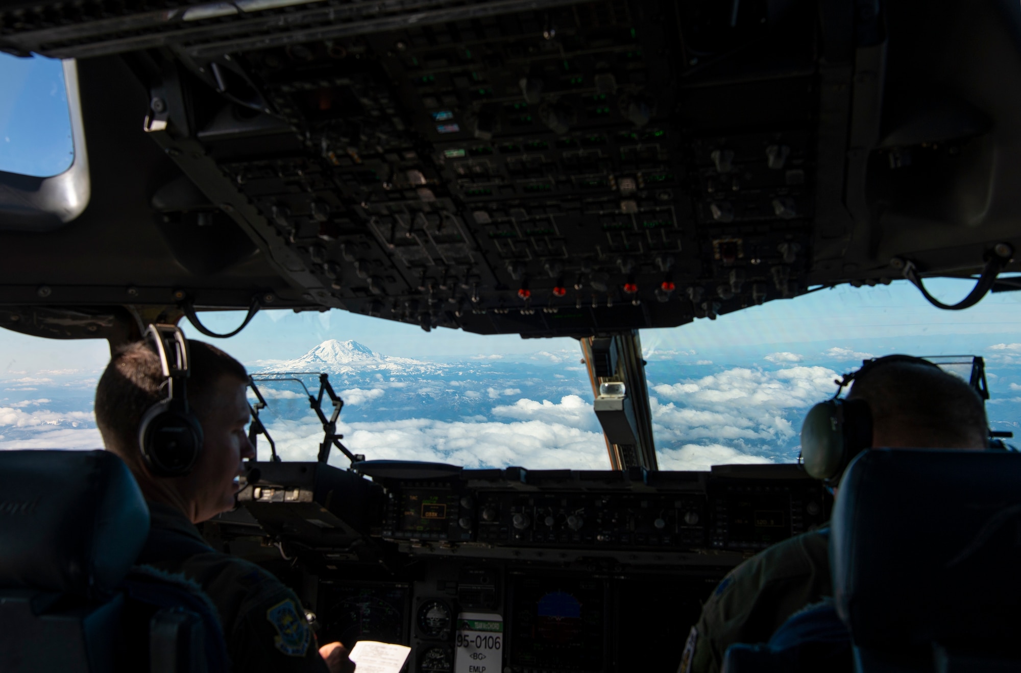 U.S. Air Force Col. Scovill Currin, 62nd Airlift Wing commander, flies a C-17 Globemaster III near Joint Base Lewis-McChord, Wash., Oct. 1, 2019. Two C-17s from McChord Field carried six U.S. Army trucks and communication equipment to test their long-range capabilities in a mobility movement exercise. (U.S. Air Force photo by Senior Airman Tryphena Mayhugh)