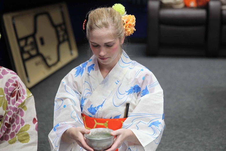 抹茶で点てたお茶を飲むキャサリン・リード軍曹。米海兵隊基地キャンプ・コートニーにある独身隊員の会（日本の青年会のような自治会）では毎週木曜日の正午、日本人ボランティアによる日本語クラスを海兵隊員に提供しています。