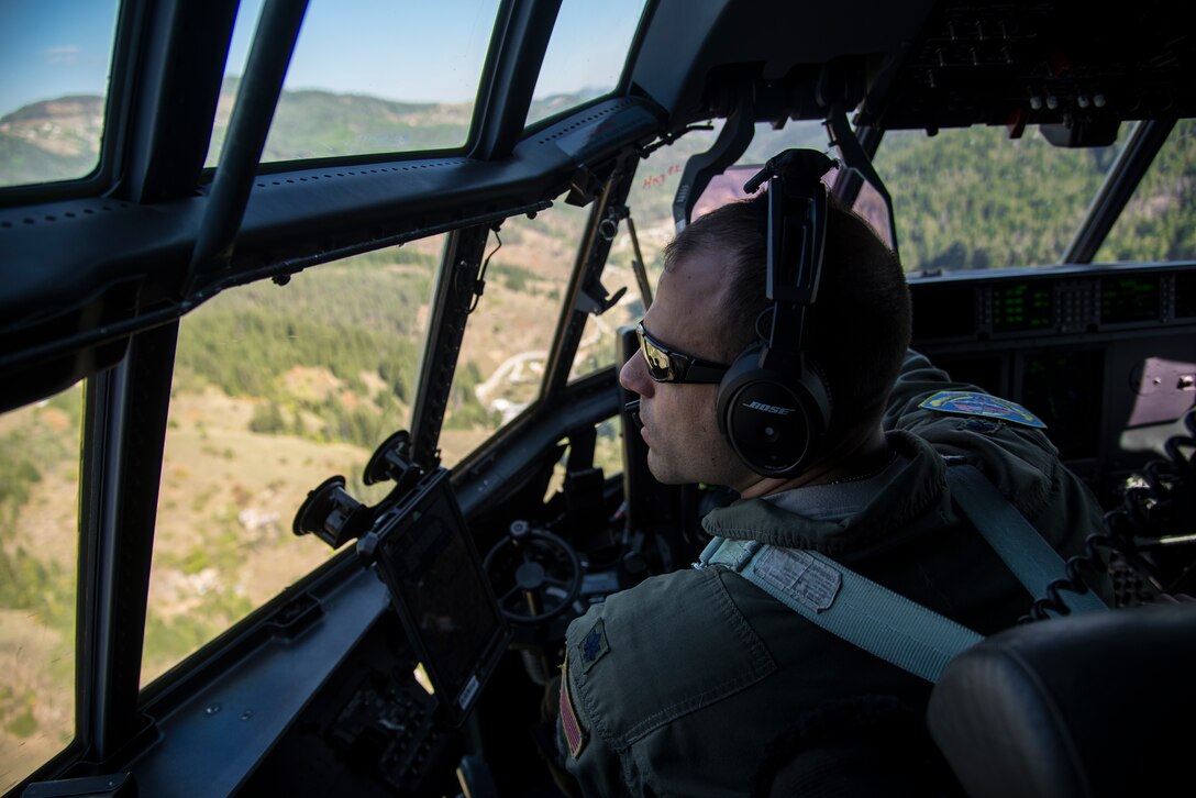 A group of Bulgarian paratroopers descend into Cheshnegirovo drop zone after performing a static-line jump in Plovdiv, Bulgaria, Oct. 2, 2019. During Thracian Fall, the 37th Airlift Squadron provided primary airlift support to a U.S.-sponsored military free-fall course for Bulgaria’s 68th Special Forces Brigade, resulting in a total of 121 personnel drops. (U.S. Air Force photo by Staff Sgt. Kirsten Brandes)