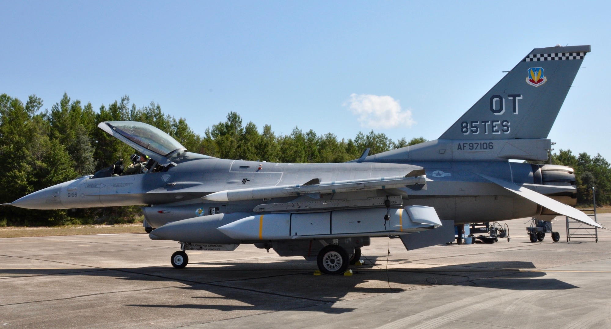 An F-16 Fighting Falcon from the 85th Test and Evaluation squadron sits on the ramp at Eglin Air Force Base on October 2, 2019 with a JASSM-ER. The 85th TES released the extended range missile as part of an operational test sortie.