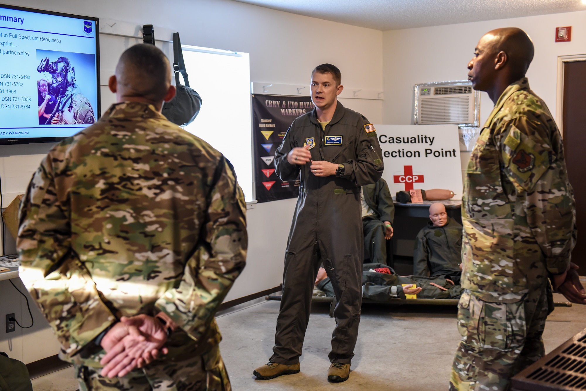 Airman gather to speak to Chief Wright