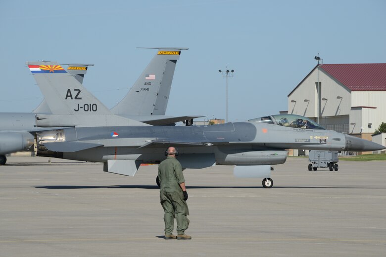 Rnaf F 16 Arrives In Iowa For Painting 185th Air Refueling Wing
