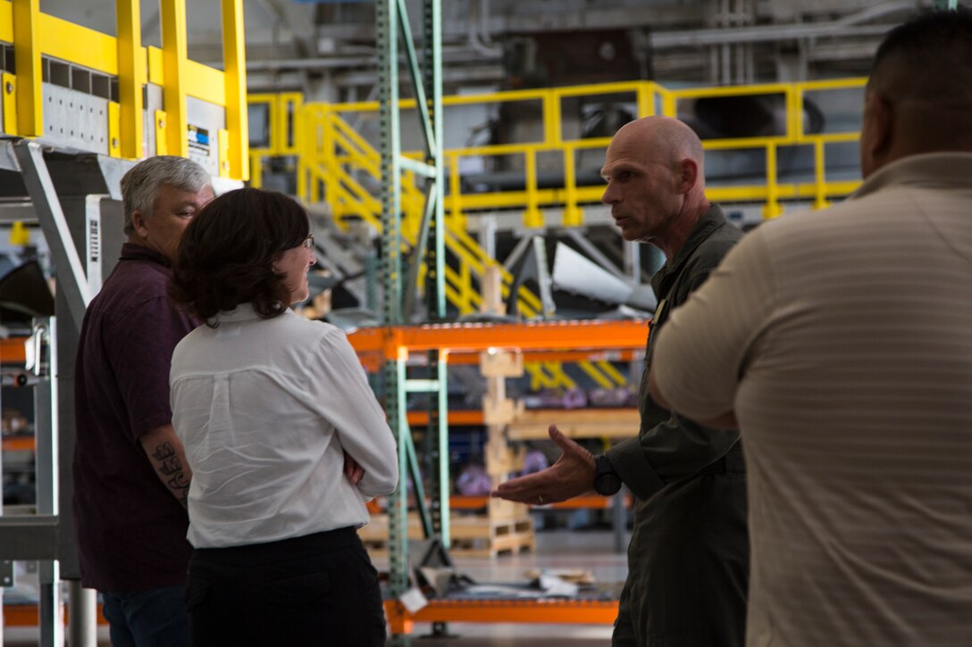 Asst. Secretary of Defense (Readiness) Daigle visits I MEF Units