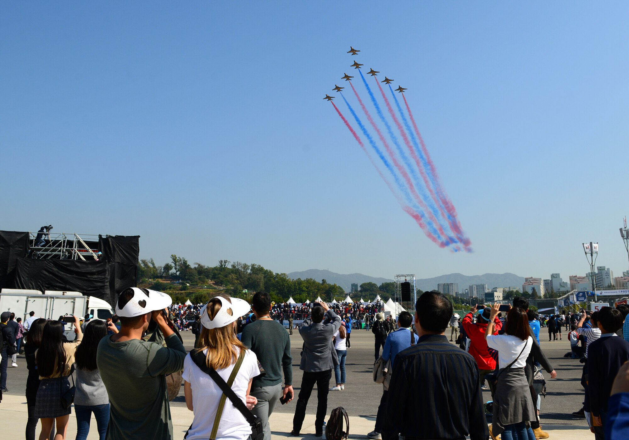 The Republic of Korea air force Aerobatic Team, Black Eagles, perform during the Seoul International Aerospace and Defense Exhibition (ADEX) 2017 at Seoul Air Base, Republic of Korea, Oct. 21, 2017. The Seoul ADEX is the largest, most comprehensive event of its kind in Northeast Asia, attracting aviation and aerospace professionals, key defense personnel, aviation enthusiasts and the general public alike. (U.S. Air Force photo by Staff Sgt. Alex Fox Echols III)