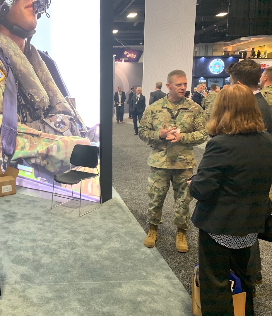 Lt. Col. Justin Avery speaking to 2019 Association of the United States Army attendees about a career in Army Medicine.