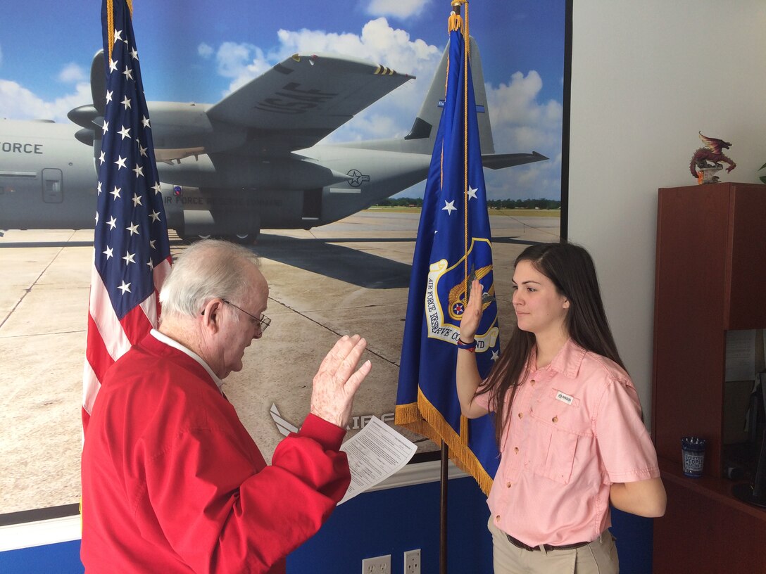 Kristen Pittman performs the oath of enlistment at the Air Force Reserve recruiting office in Hattiesburg, Miss., January 30, 2017. (Courtesy photo)