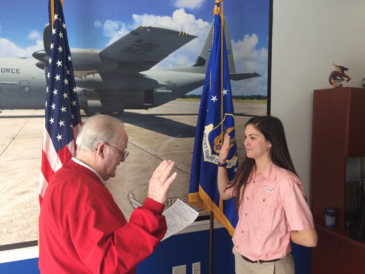 Kristen Pittman performs the oath of enlistment at the Air Force Reserve recruiting office in Hattiesburg, Miss., January 30, 2017. (Courtesy photo)