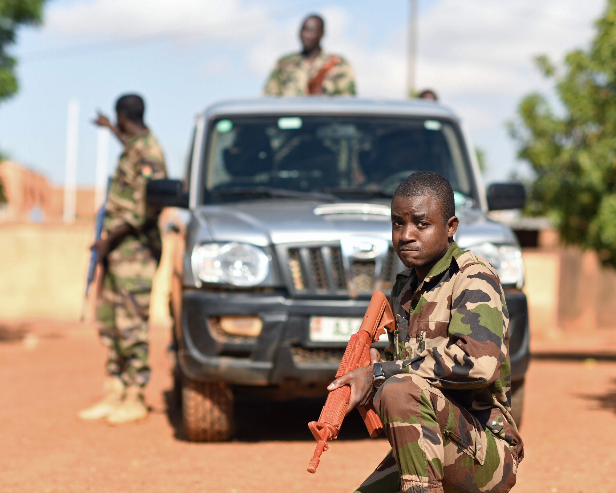 Forces Armées Nigeriennes (Nigerien Armed Forces) Genie Unit members practice vehicle procedures during an Improvised Explosive Devices Awareness Course in Niamey, Niger, Oct. 11, 2019. During the week-long course, the 768th Expeditionary Air Base Squadron Explosive Ordnance Disposal team and Security Forces Air Advisors taught FAN personnel valuable skills for the deployed environment such as how to locate and react to an IED, how set up a cordon and the procedures to clear the area. (U.S. Air Force photo by Staff Sgt. Alex Fox Echols III)