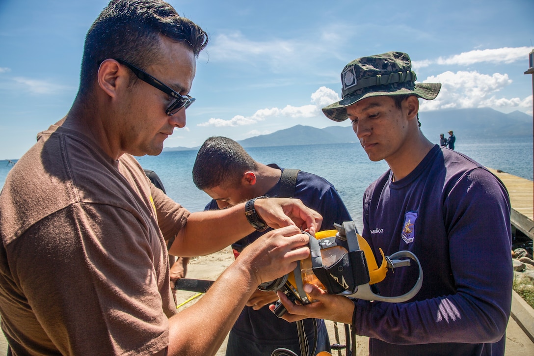 U.S. Navy divers train with Honduran divers.