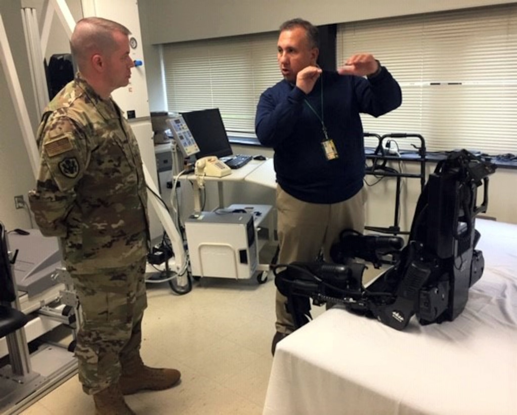 DLA Aviation commander meets with Richmond VA Medical Center leadership, tours facility