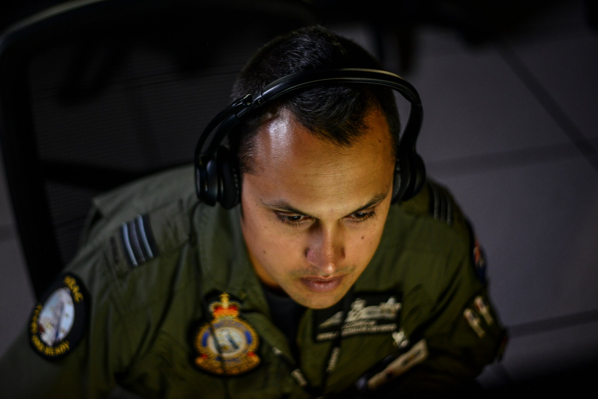 A member of the Royal Australian Air Force takes part in the Exercise Coalition VIRTUAL FLAG 19-4 at Kirtland Air Force Base, N.M., Sept. 10, 2019. Exercise CVF 19-4, is the largest virtual flag to date. (U.S. Air Force photo by Staff Sgt. Kimberly Nagle)