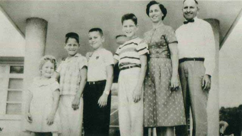 1960年ごろのトルホースト一家の家族写真。ジョージ・マッカーサー米海兵隊大尉の祖父は宣教師として戦後の沖縄を訪れ、同時に医師として、沖縄県民のため尽力してきました。