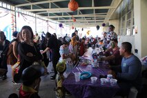会場で隊員がかき氷や綿あめをふるまうテーブル。キャンプ・シュワブでは10月26日（土）、一足早いハロウィーン・パーティがＵＳＯ（米国慰問団）で開催され、200人以上の海兵隊のボランティアと400人以上の地元の親子が会場を埋め尽くしました。