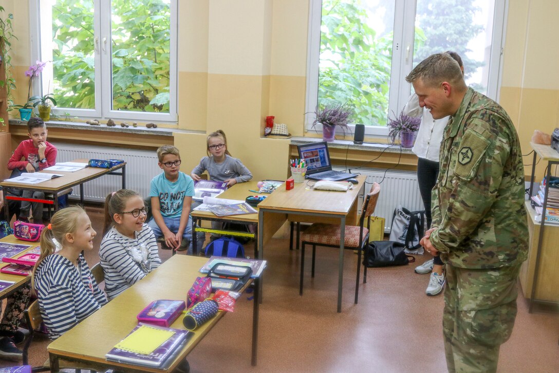 Moen talks to second graders