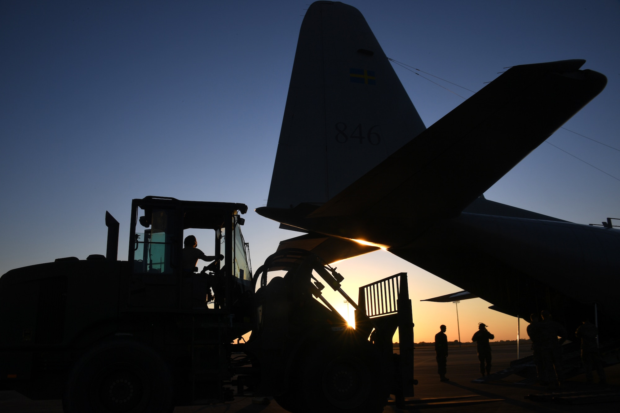 U.S. Air Force aerial porters from the 621st Contingency Response Group offload cargo from a C-130 aircraft during exercise Green Flag Little Rock, Oct. 23, 2019, Alexandria International Airport, Louisiana. During the exercise the team loaded and downloaded tactical vehicles, airdrop bundles, along with a variety of other pallets to support the Army. (U.S. Air Force photo by Tech. Sgt. Liliana Moreno)