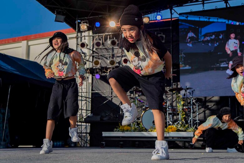 ステージの上でダンスを披露する地元小学生。沖縄県浦添市にある米軍基地で10月26～27日、フェスティバルが開催され、約23000人の日米の観客が会場に足を運びました。