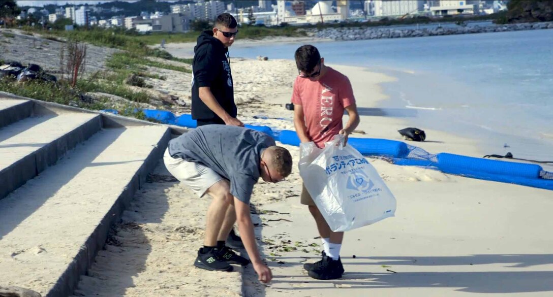 アラハビーチでゴミを拾う海兵隊員。沖縄本島、中部の西海岸沿いに位置する北谷町のアラハビーチで、米海兵隊基地キャンプ・フォスターの独身隊員の会（日本の青年会のような自治会）のメンバーが中心となり、基地内に勤務する海兵隊員や海軍兵、その家族らがボランティアで清掃活動を行いました。