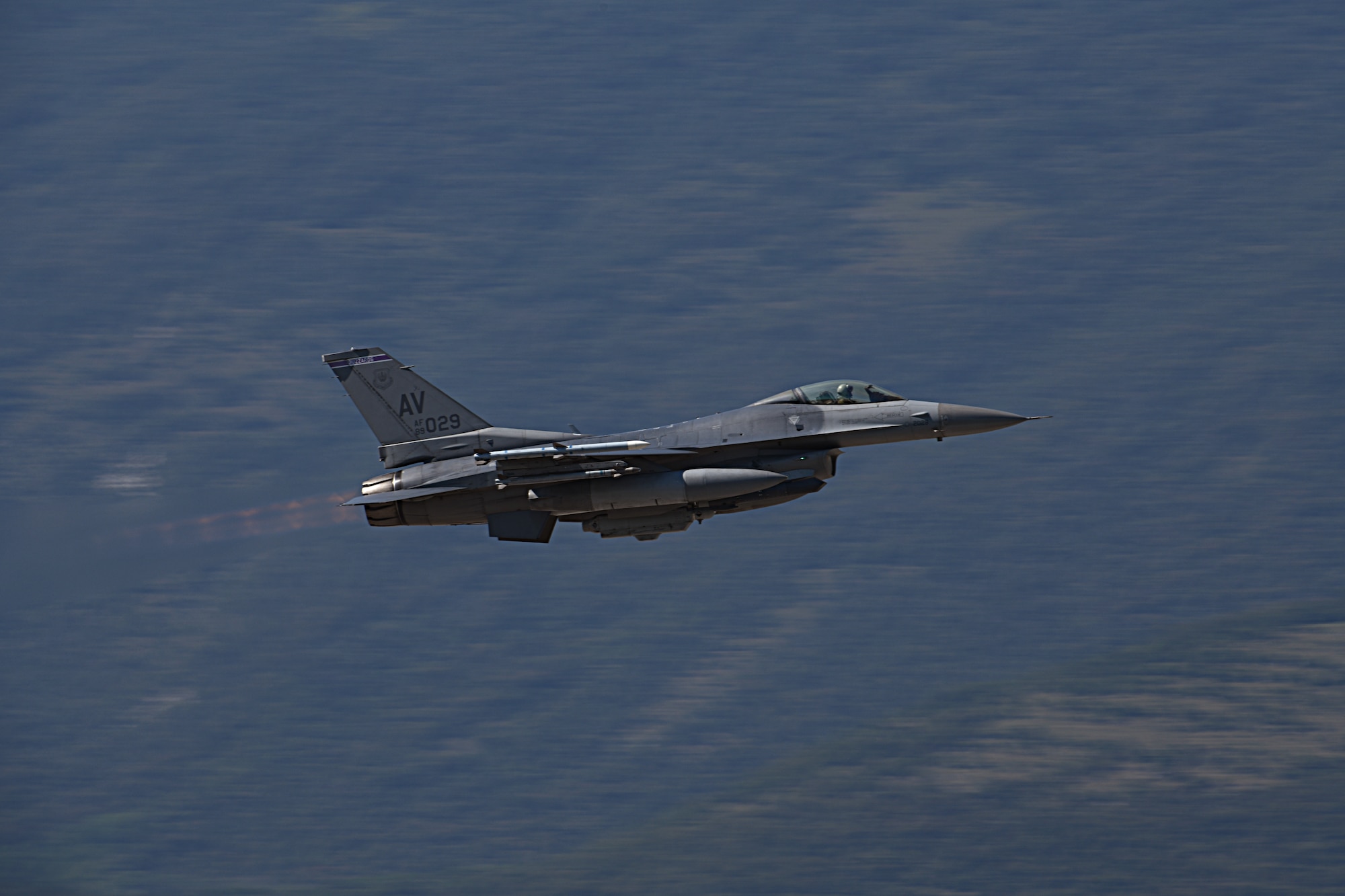 F-16 Fighting Falcon gains altitude