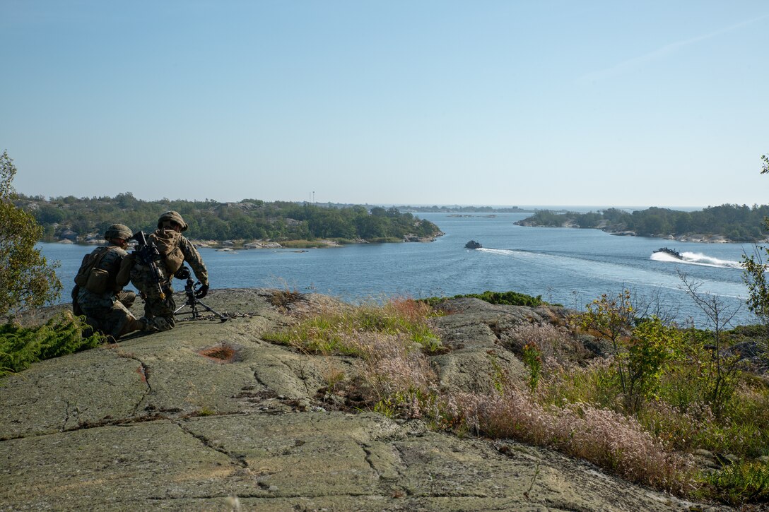 U.S. Marines with 1st Battalion, 8th Marines, Marine Rotational Force–Europe 19.2, Marine Forces Europe and Africa, and Swedish Marines from 1st Marine Regiment, conduct an archipelago raid during Exercise Archipelago Endeavor 19 in the Archipelago Islands, Sweden, Aug. 28, 2019.