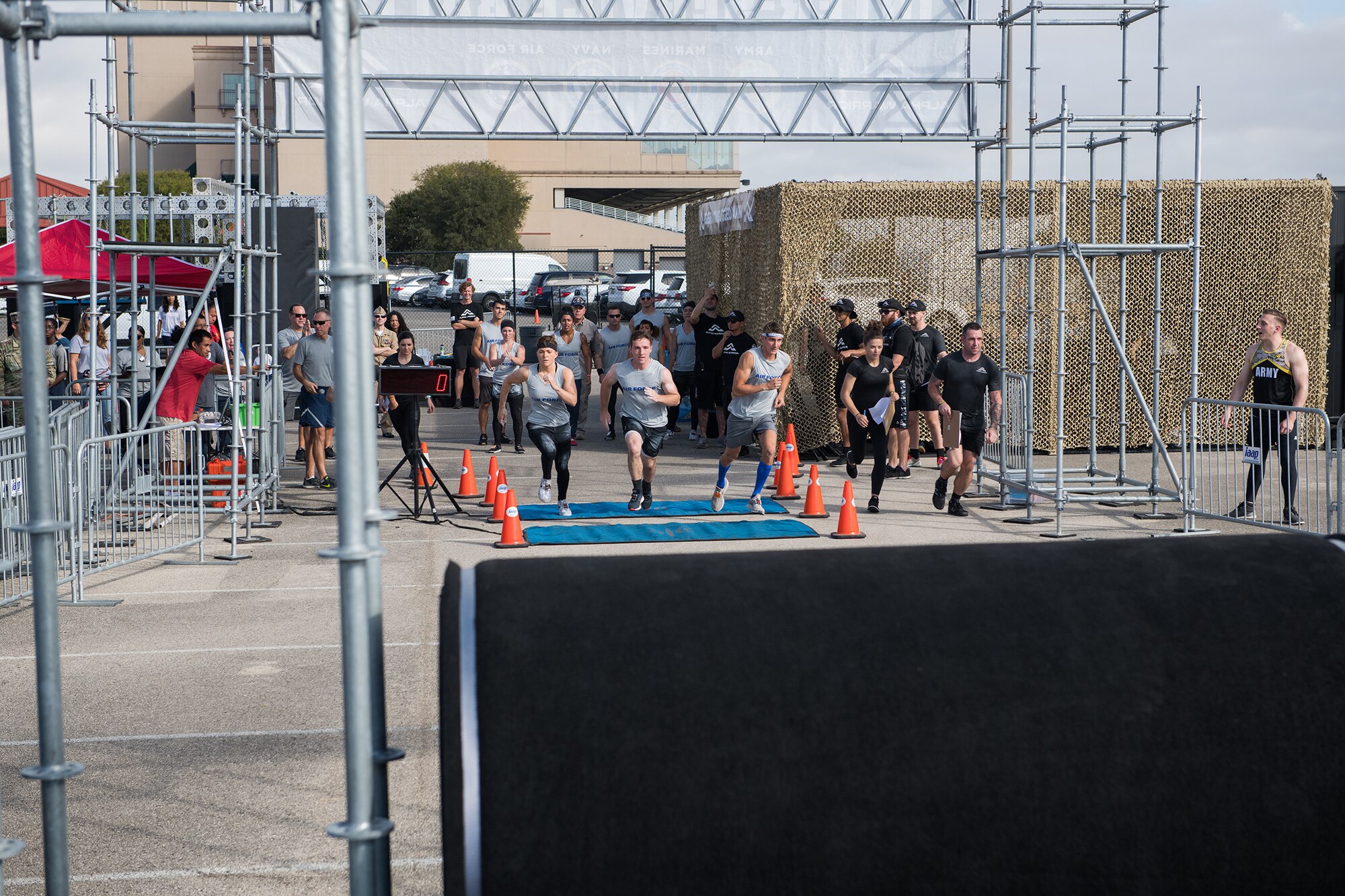 The first wave of Air Force athletes hit the course during the 2019 Air Force Alpha Warrior Final Battle at Retama Park, Selma, Texas, Sept. 12, 2019. Air Force, Army and Navy military athletes competed against each other to determine the top three men and three women for each service. Those athletes make up the service teams that will go against each other during the 2019 Inter-Service Battle Sept. 14 at Retama. The Air Force partnered with Alpha Warrior three years ago to deliver functional fitness training to Airmen and their families. (U.S. Air Force photo by Sarayuth Pinthong)