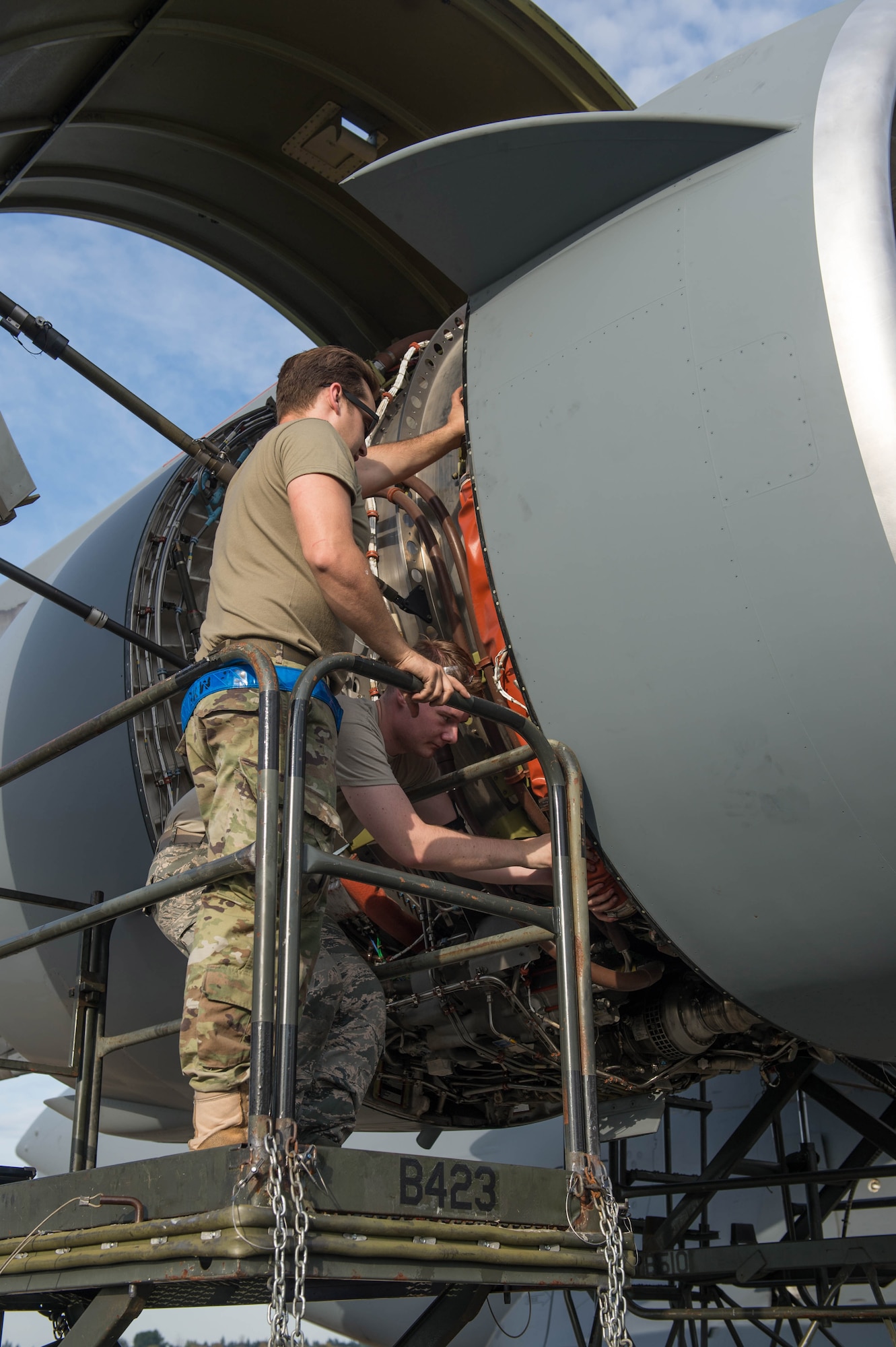 Senior Airman Matt Summers, left, and Airman 1st Class Tanner Felmlee, 62nd Maintenance Squadron, replace an engine ring cowl on a Royal Australian Air Force C-17 Globemaster III at Joint Base Lewis-McChord, Wash., Sept. 5, 2019.