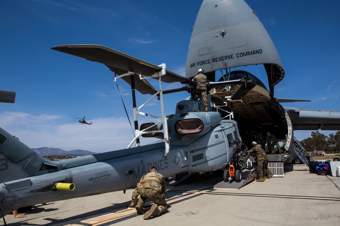 3rd MAW Marines Load a C-5M Super Galaxy