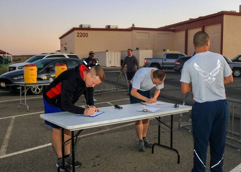 Team Edwards members run the Air Force Birthday 5k Run at Edwards Air Force Base, California, Sept. 18. (U.S. Air Force photo by Giancarlo Casem)