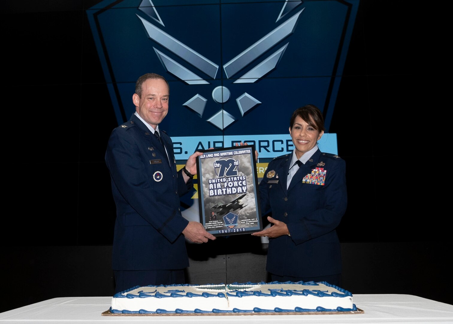 DLA L&M Chief of Staff presents Colonel Cullen with gift