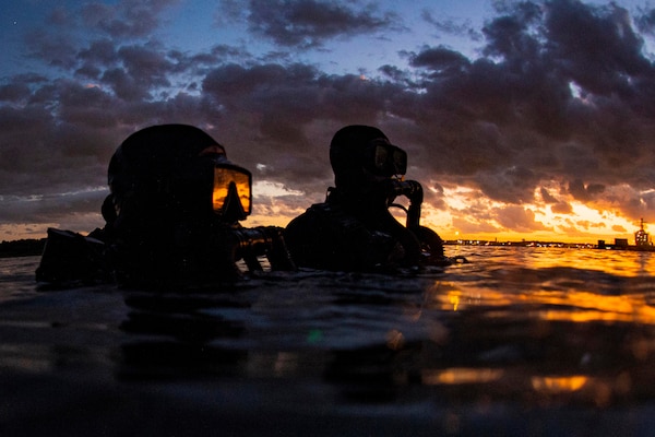 Sailors assigned to Naval Special Warfare Group 2 conduct military dive operations off U.S. East Coast, Atlantic Ocean, September 18, 2019 (U.S. Navy/Jayme Pastoric)