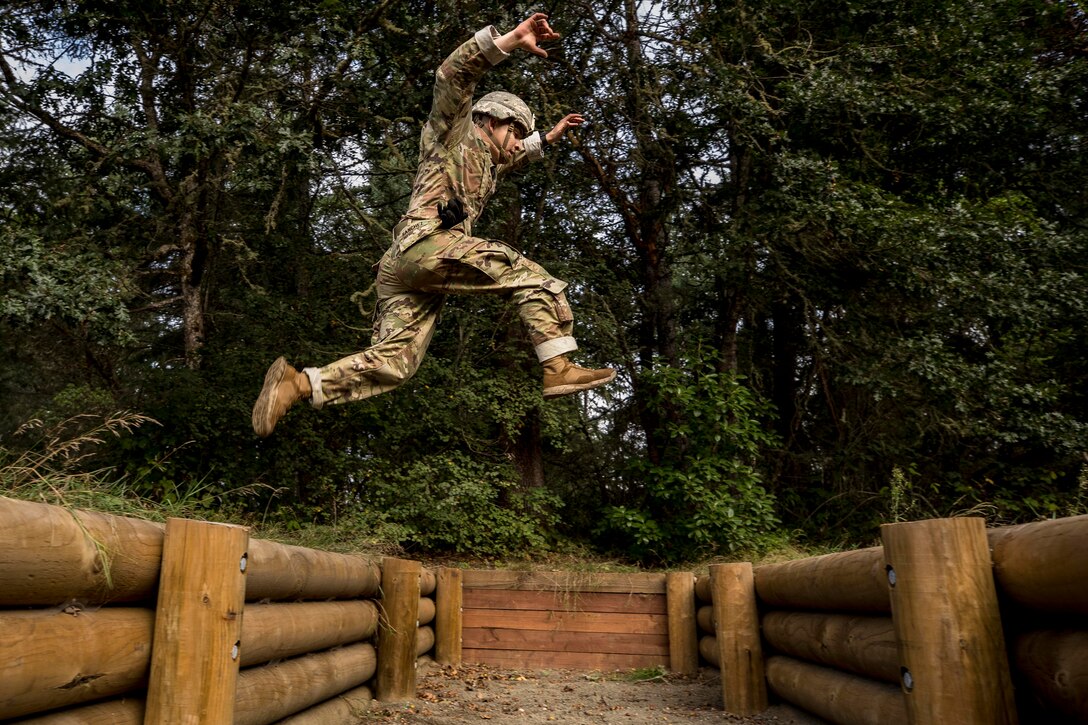 A soldier jumps between two wooden walls.