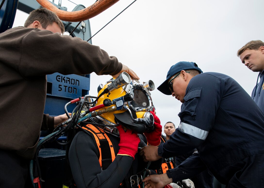 A Peruvian navy diver dons equipment.