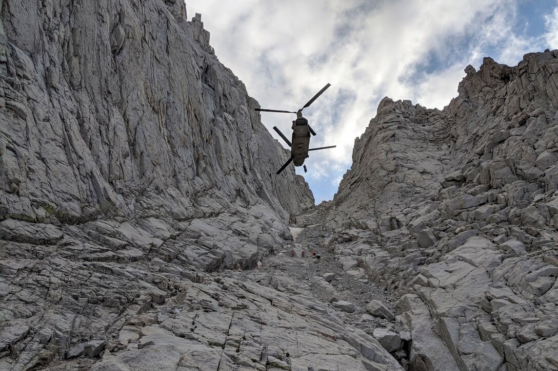 Army CH-47F Chinook helicopter assigned to B Company, 1st
Battalion, 126th Aviation Regiment, California Army National Guard, assisted by Inyo County Search and Rescue, hovers while hoisting injured hiker at 13,800 feet on Mount Whitney, Inyo County, California, August 25, 2019 (Courtesy Inyo County Search and Rescue)