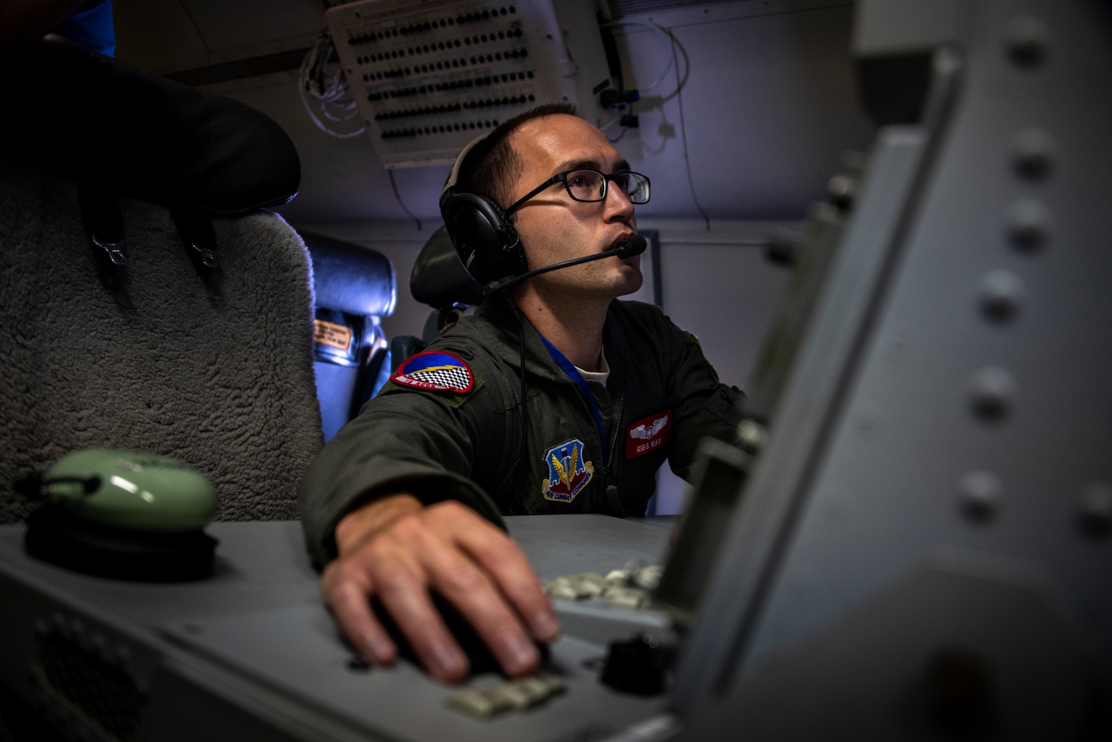Air battle manager with 16th Airborne Command and Control Squadron monitors radar system on E-8 Joint STARS aircraft flying off coast of Florida, July 14, 2018 (U.S. Air Force/Marianique Santos)