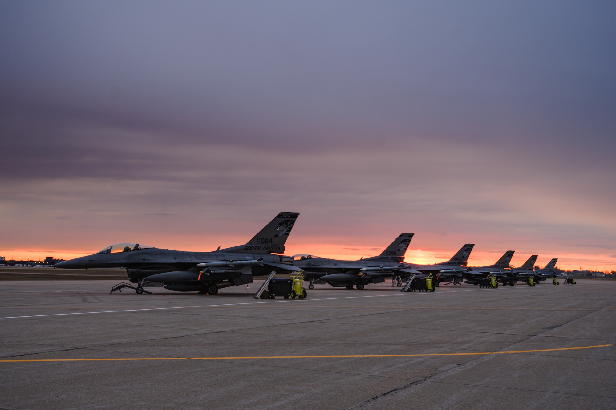 F-16 Fighting Falcons parked on the flightline