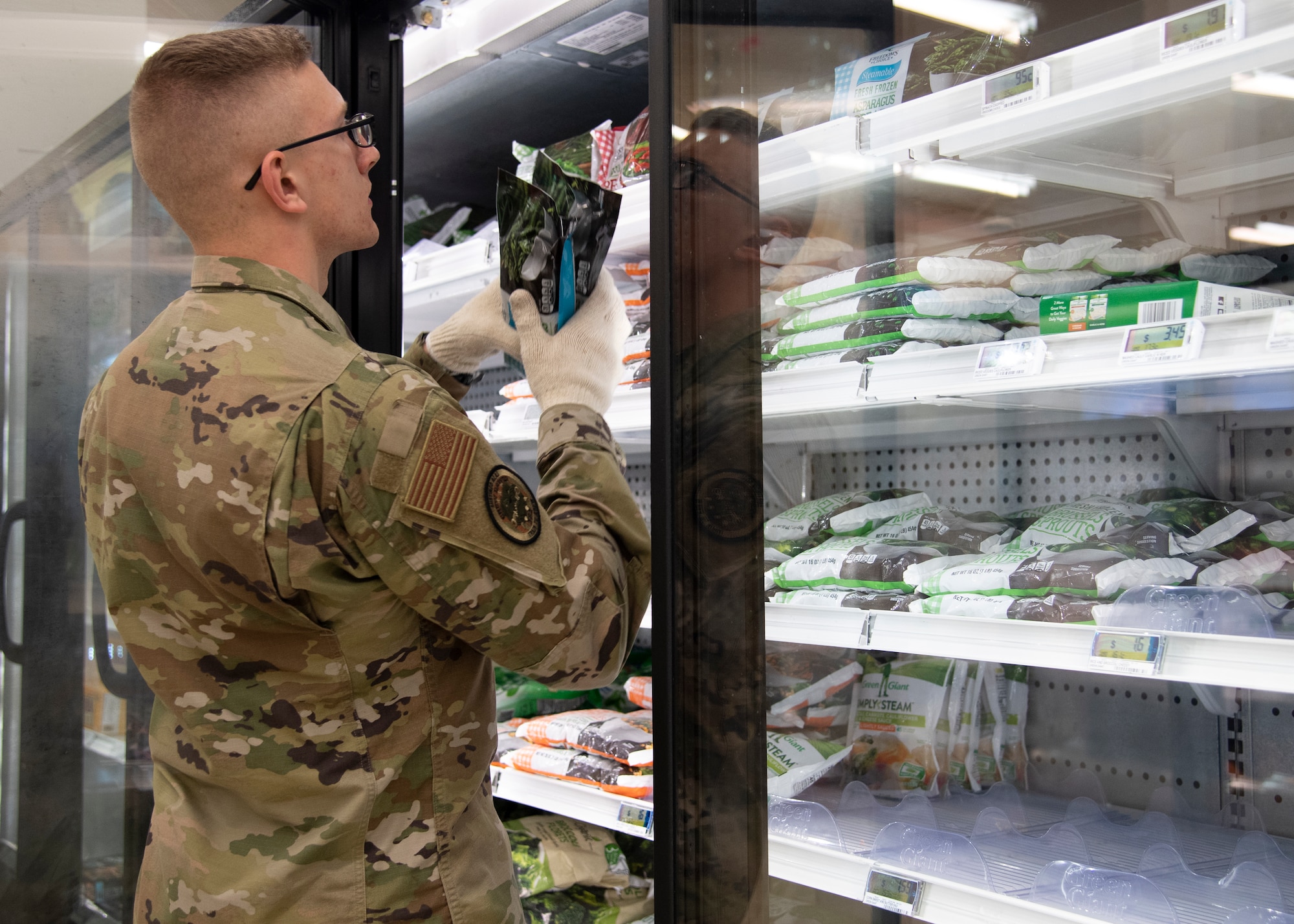 Airman 1st Class Daniel Piazza, 362nd Training Squadron crew chief apprentice course student, helps stock shelves at Sheppard Air Force Base, Texas, April 2, 2020. On March 25, 2020 all Department of Defense commissaries were deemed mission essential. To help out those who work the hardest to supply the base, Airmen in Training were sent from their squadrons to help with what they could. (U.S. Air Force photo by Senior Airman Pedro Tenorio)