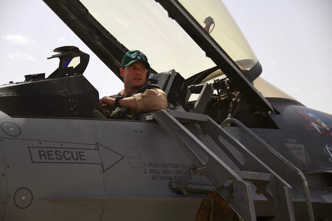 555EFS commander hits 3,000 flying hour milestone