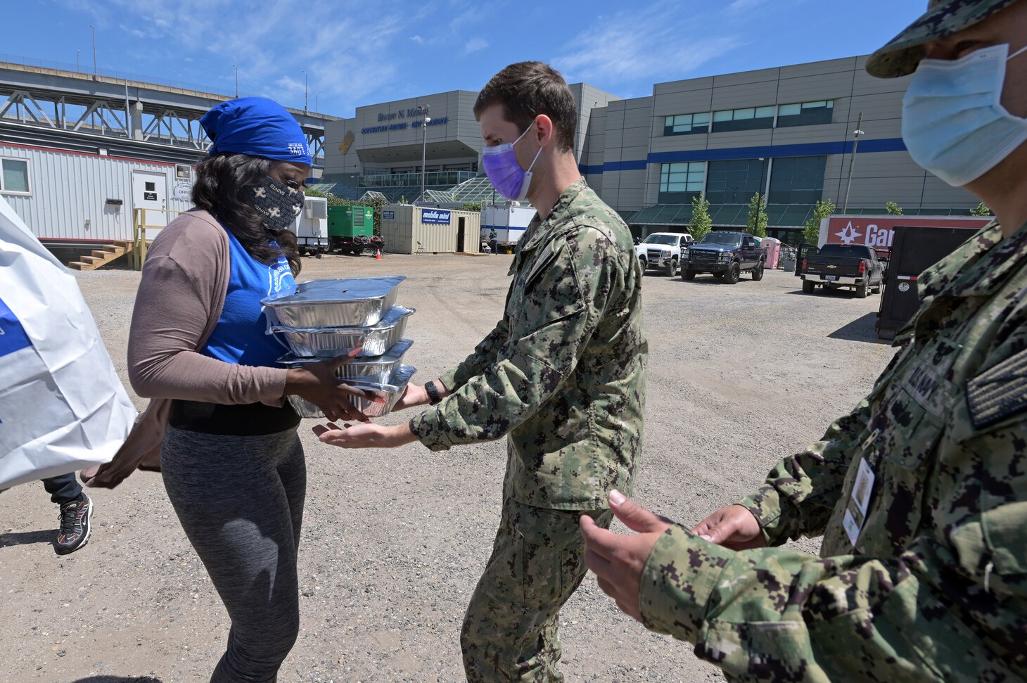 Nykeshia Jordan from Melba’s Poboys donates food to the Expeditionary Medical Facility New Orleans Detachment at the personal housing unit (PHU) April 16, 2020, in support of the Department of Defense response. The PHU is designed for symptomatic patients with pending COVID-19 test results. The EMF works in coordination with federal, state, and local health officials to ensure equipment and resources are in place and are operationally capable to safely treat patients