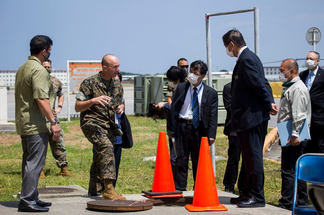 普天間基地司令官のデイビッド・スティール大佐が沖縄県の謝花喜一郎副知事に地下貯蔵タンクについて説明。副知事は４月10日発生した普天間基地からの泡消火剤の基地外流出で、現場を訪れ、基地関係者から説明を受けました。