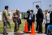 普天間基地司令官のデイビッド・スティール大佐が沖縄県の謝花喜一郎副知事に地下貯蔵タンクについて説明。副知事は４月10日発生した普天間基地からの泡消火剤の基地外流出で、現場を訪れ、基地関係者から説明を受けました。