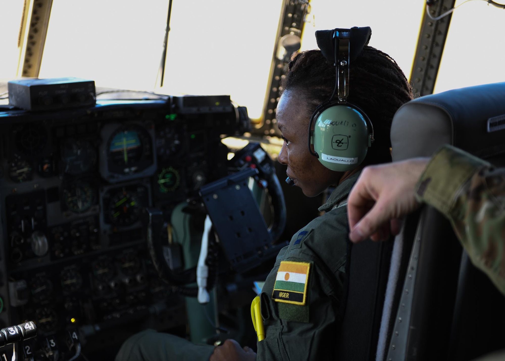 A Nigerien pilot learns how to perform pre-flight checks.