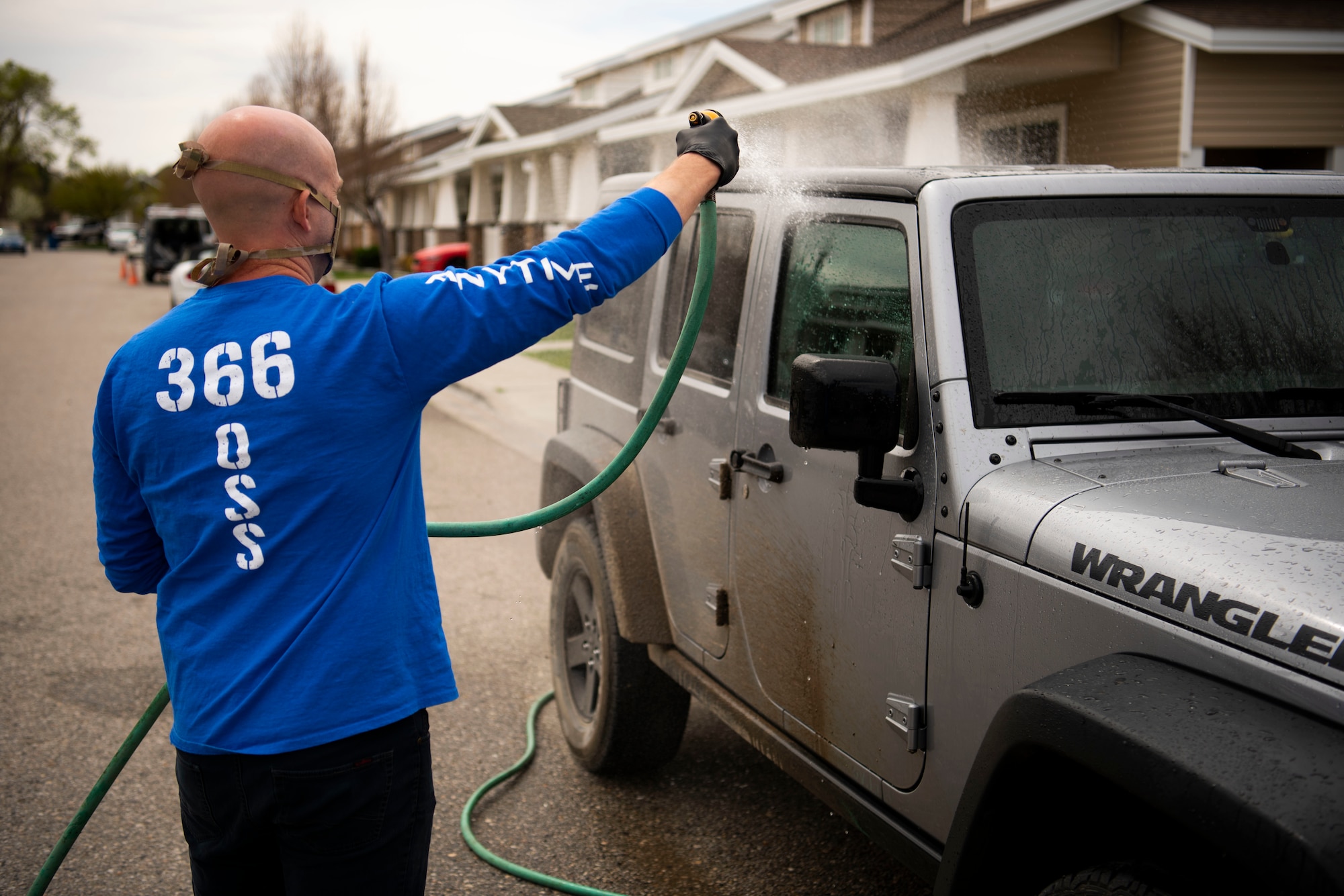 Tech. Sgt. Joshua Armstrong, 366th Operation Support Squadron radar approach control supervisor, cleans a car, April 22, 2020, at Mountain Home Air Force Base, Idaho. Airmen from the 366th OSS have been giving back to the community by helping do day-to-day tasks for families during the COVID-19 pandemic. (U.S. Air Force photo by Airman 1st Class Andrew Kobialka)