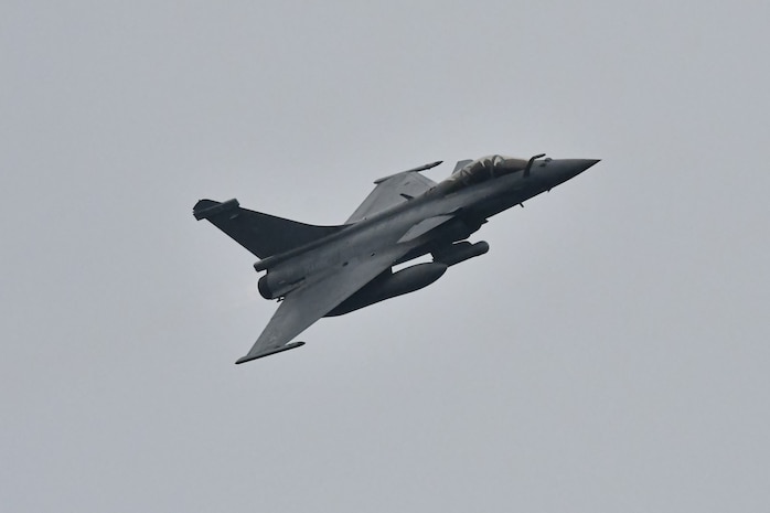 A French Rafale M fighter aircraft flies by the Arleigh Burke-class guided-missile destroyer USS Porter (DDG 78) April 27, 2020 while conducting Air Defense Exercises in the Bay of Biscay