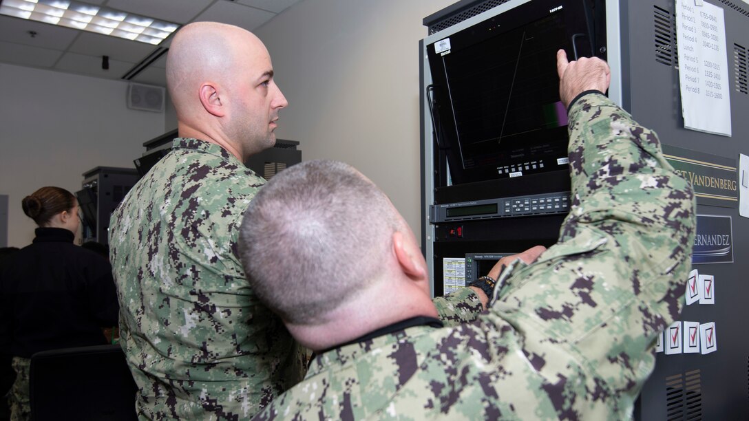 DINFOS Students practice maintenance techniques.