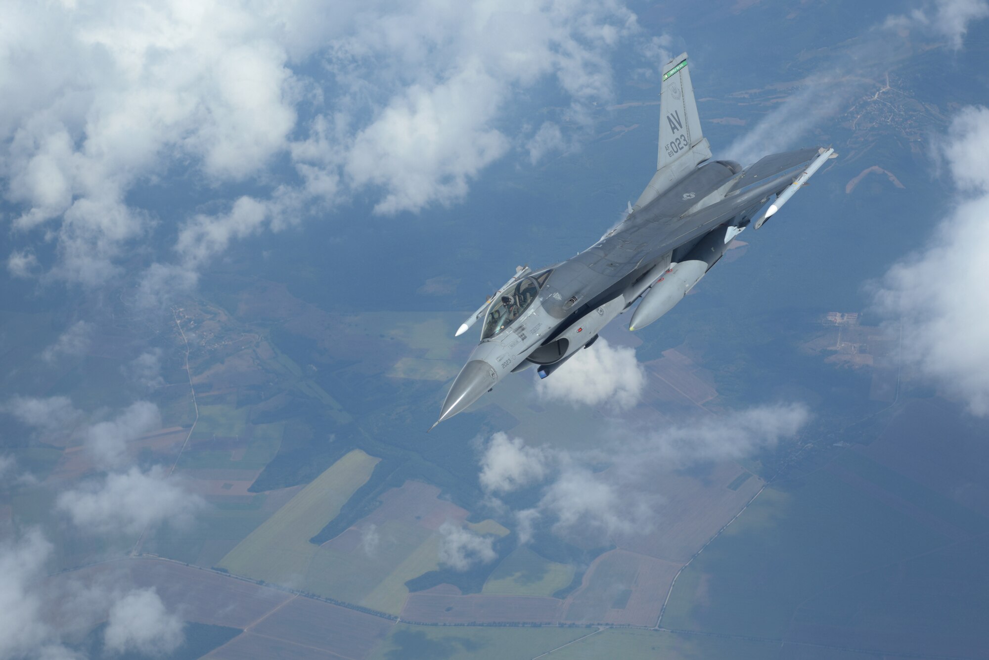F-16 flying