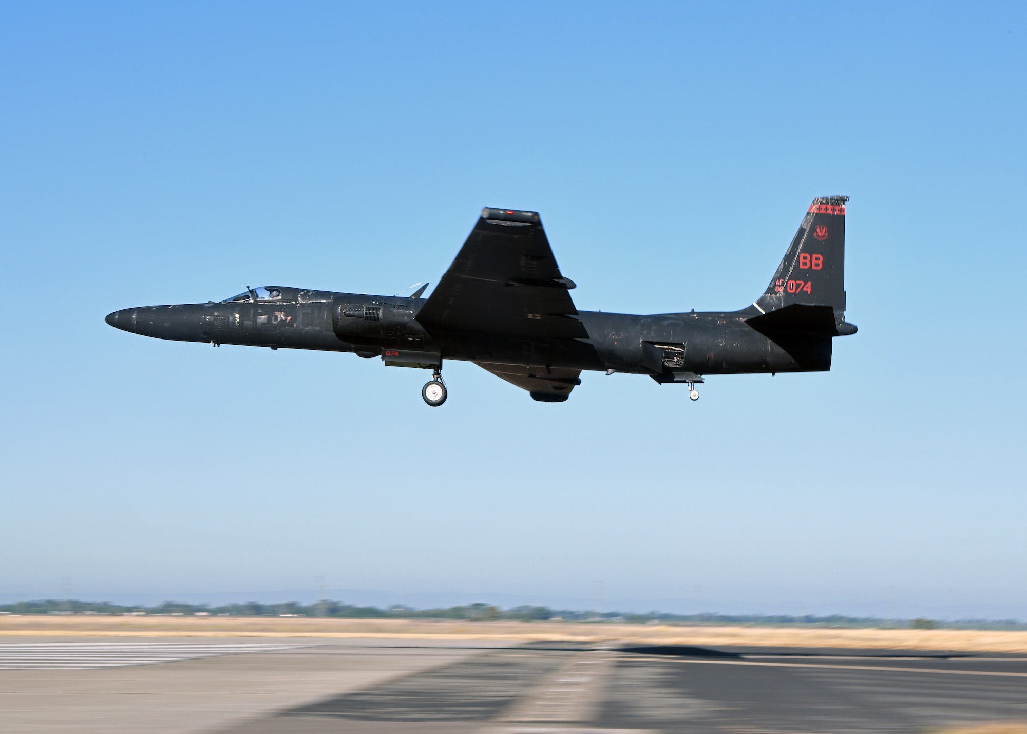 A U-2 Dragon Lady piloted by retired Lt. Col. Jonathan Huggins, 1st Reconnaissance Squadron U-2 instructor pilot, prepares for landing July 31, 2020 at Beale Air Force Base, California. The bicycle-type landing gear and low-altitude handling characteristics of the U-2 require precise control inputs during landing. (U.S. Air Force photo by Airman 1st Class Luis A. Ruiz-Vazquez)