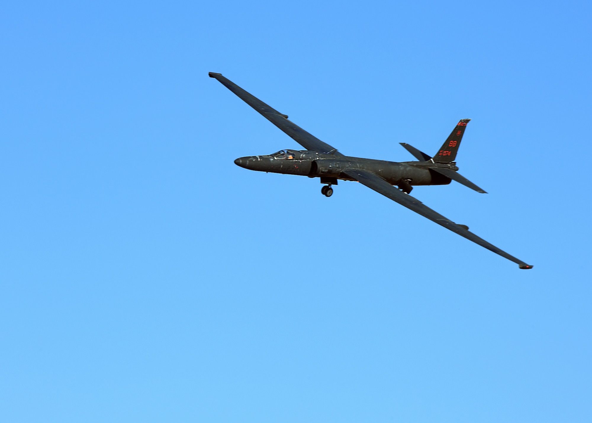 A U-2 Dragon Lady piloted by retired Lt. Col. Jonathan Huggins, 1st Reconnaissance Squadron U-2 instructor pilot, flies over Beale Air Force Base, California July 31, 2020. The bicycle-type landing gear and low-altitude handling characteristics of the U-2 require precise control inputs during landing. (U.S. Air Force photo by Airman 1st Class Luis A. Ruiz-Vazquez)